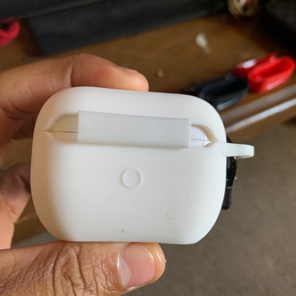 Apple AirPod Pros - Picture 3 of 4